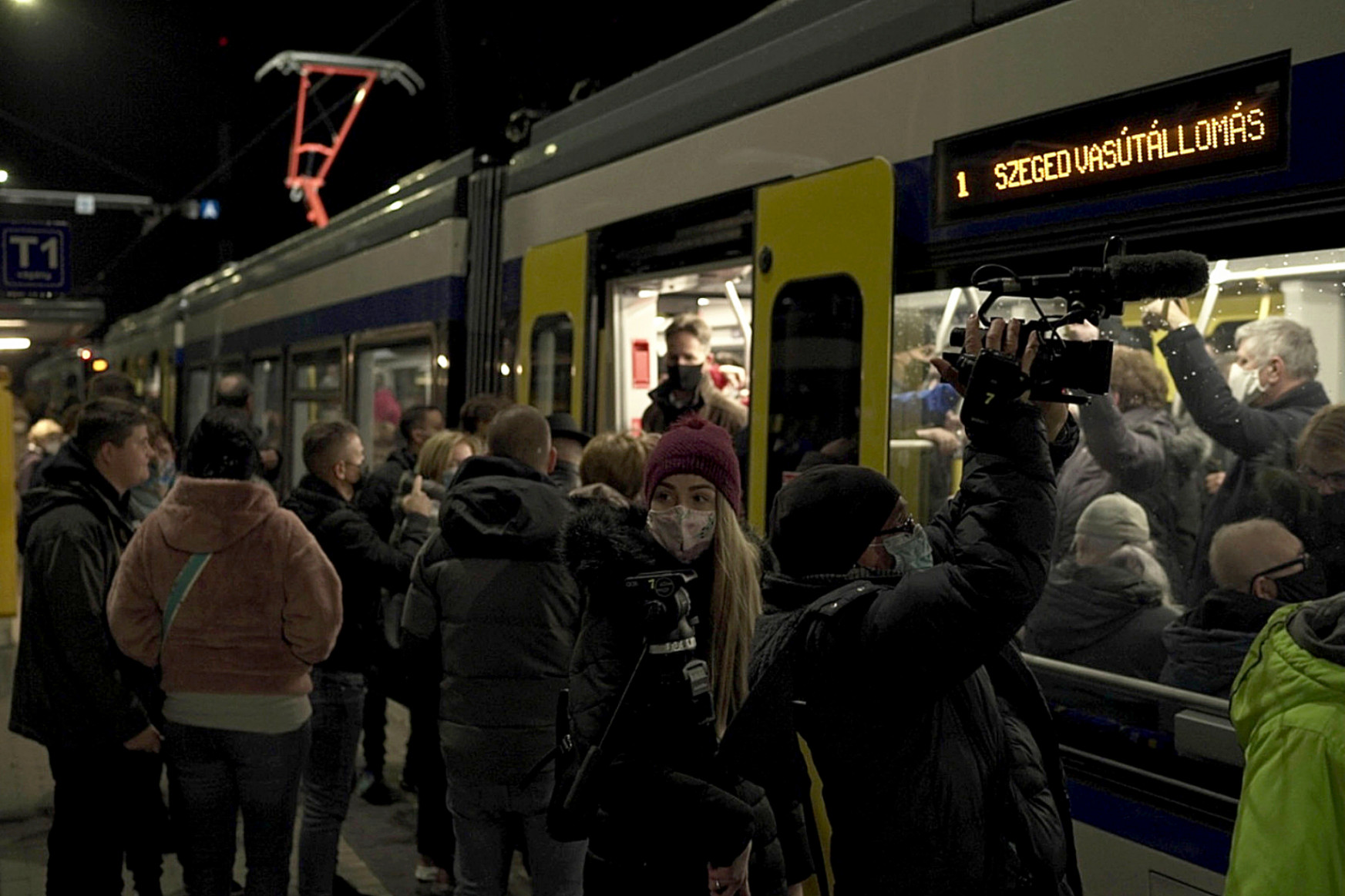 Alig fértek fel az utasok az első szegedi tram-trainre hétfő hajnalban