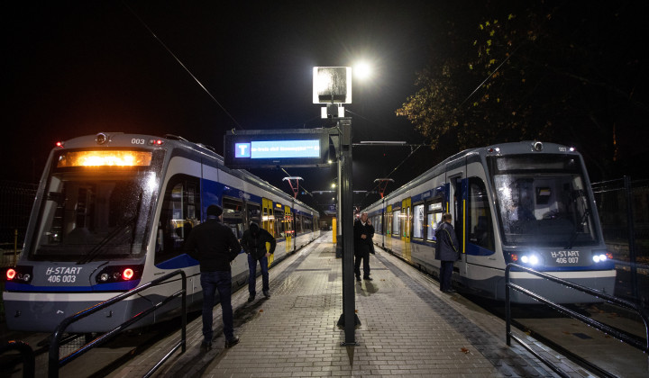 Indulásra váró tram-trainek a hódmezővásárhelyi végállomáson – Fotó: Rosta Tibor / MTI