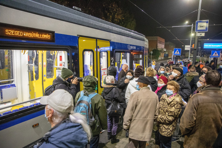 A tram-train első utasai – Fotó: Rosta Tibor / MTI
