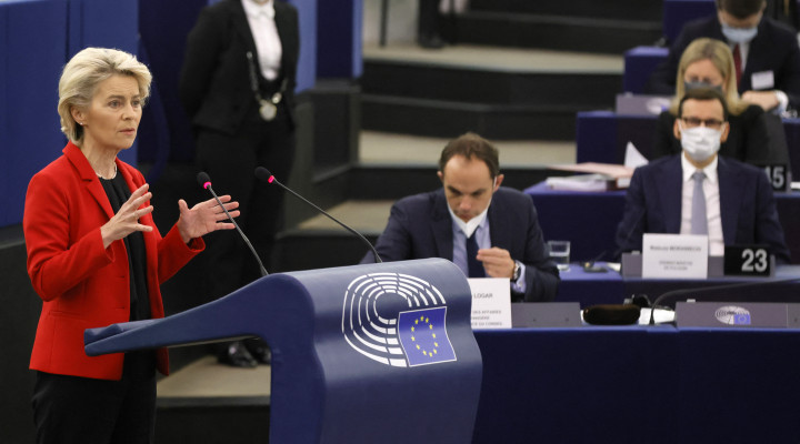 Ursula von der Leyen, az Európai Bizottság elnöke beszédet mond a lengyelországi jogállamiság válságáról és az uniós jog elsőbbségéről szóló vitában Strasbourgban 2021. október 19-én – Fotó: Omar Marques / Anadolu Agency / AFP 