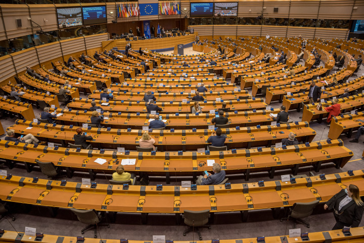 Az Európai Parlament 2020. október 5-i ülésnapja, ahol a költségvetésről és a jogállamisági mechanizmusról vitáztak – Fotó: Jonathan Raa / NurPhoto / AFP)