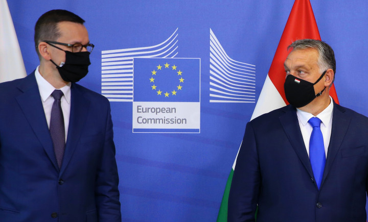 Mateusz Morawiecki lengyel kormányfő és Orbán Viktor Brüsszelben 2020. szeptember 24-én – Fotó: Dursun Aydemir / Anadolu Agency / Getty Images