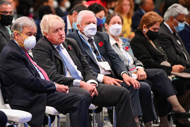 António Guterres, az ENSZ főtitkára, Boris Johnson brit miniszterelnök és Sir David Attenborough a glasgow-i klímacsúcson 2021. november 1-én. A brit miniszterelnök szunyókálásánál csak okozott nagyobb botrányt, amikor kiderült, hogy magángéppel utazott haza egy vacsora kedvéért a klímaügyi konferenciáról – Fotó: Jeff J Mitchell / Getty Images
