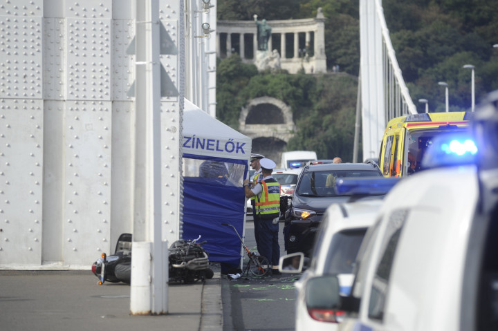Rendőrök helyszínelnek Budapesten, az Erzsébet hídon, ahol személygépkocsi és motorkerékpár ütközött 2018. szeptember 13-án. A motoros a helyszínen meghalt – Fotó: Mihádék Zoltán / MTI