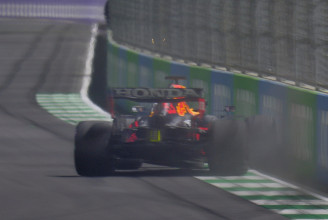 F1: Verstappen elkapta a falat a legjobb körén, Hamiltoné a szaúdi időmérő