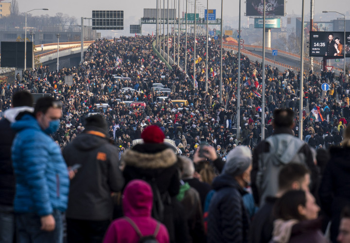 A Rio Tinto lítiumbányája ellen tüntető több ezres tömeg blokkolta az egyik belgrádi autópályaszakaszt – Fotó: Oliver Bunic/AFP