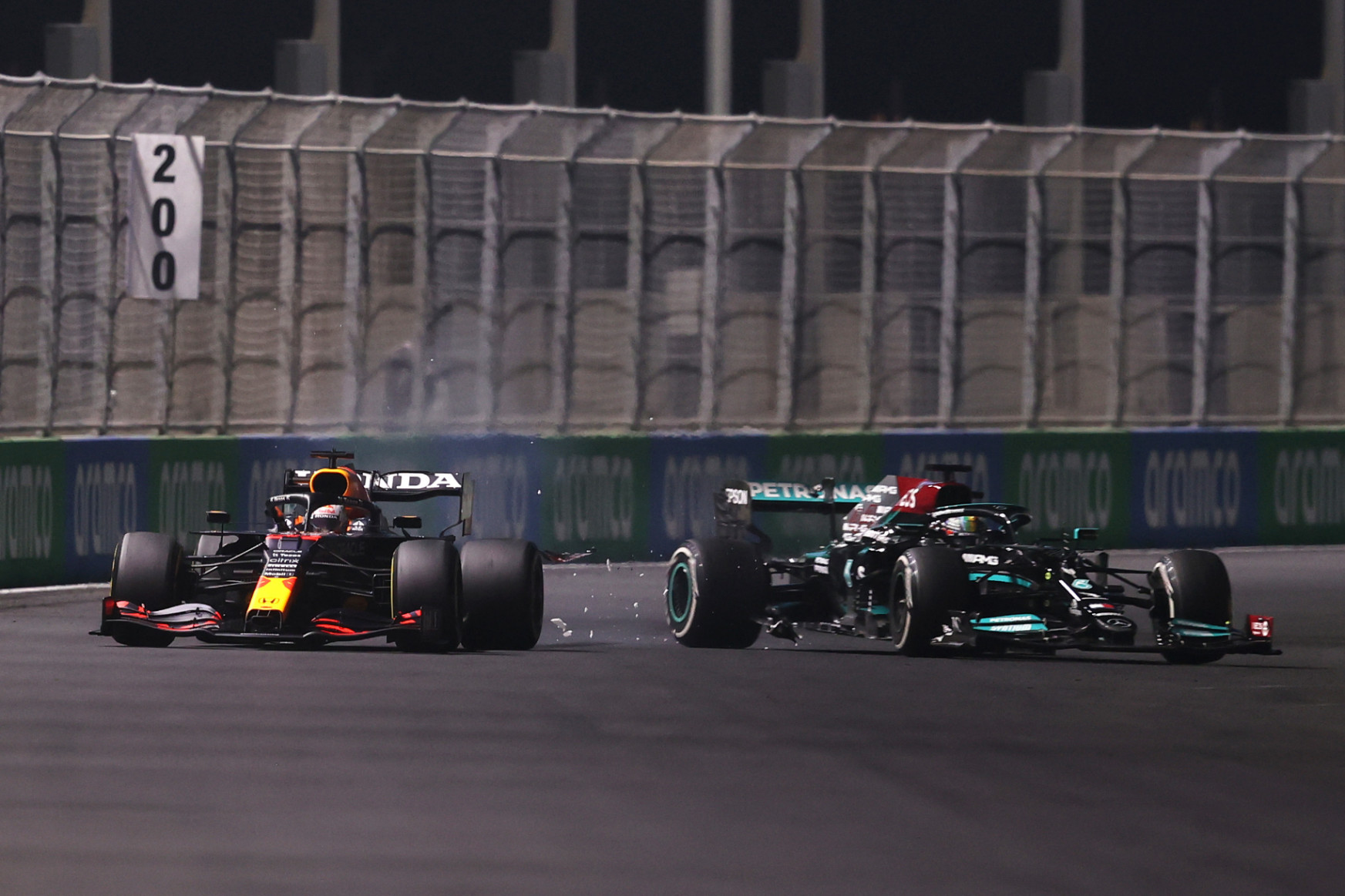 Hamilton úgy nyerte az őrült Szaúdi Nagydíjat, hogy ütközött Verstappennel, mindketten 369,5 ponttal várják a szezonzárót