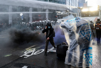 Vízágyúval oszlatták a kötelező oltás ellen tüntetőket Brüsszelben