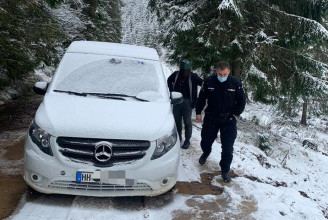 Elakadt az Erdélyt ellepő hóban a kínai üzletember, csendőrök mentették ki őt, családját és 25 milliós lopott Mercijét