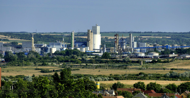 A pétfürdői Nitrogénművek Zrt. Magyarország egyetlen ammónia- és műtrágyatermelő kapacitásokkal is rendelkező nitrogénműtrágya-gyára 2021. júliusban – Fotó: Jászai Csaba / MTVA / MTI