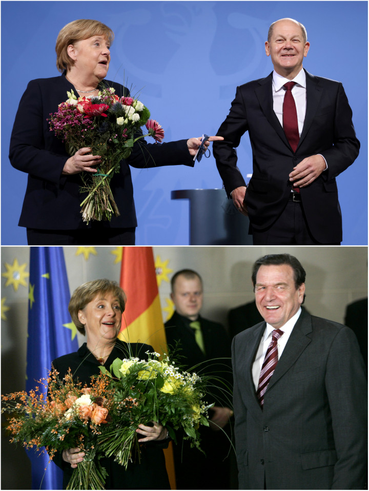 Fent: Angela Merkel egy csokor virággal a kezében adja át a hivatalát Olaf Scholznak 2021. december 8-án. Lent: Angela Merkel egy csokor virággal a kezében veszi át a kancellári hivatalt Gerhard Schrödertől 2005. november 22-én – Fotó: Fabrizio Bensch, Wolfgang Rattay / Reuters