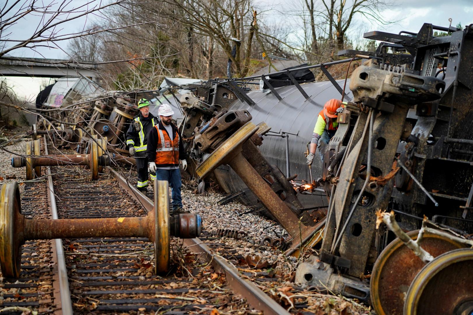 Earlingtonban tartálykocsikat siklatott ki a forgószél, vasúti mentőcsapatok dolgoznak a jármű kerekekre állításán – Fotó: Cheney Orr / Reuters