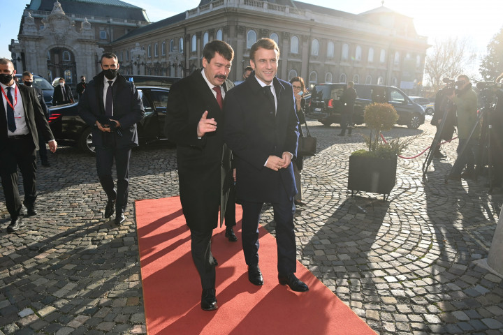 Áder János köztársasági elnök fogadja Emmanuel Macron francia elnököt a Sándor-palota előtt 2021. december 13-án – Fotó: Bruzák Noémi / MTI