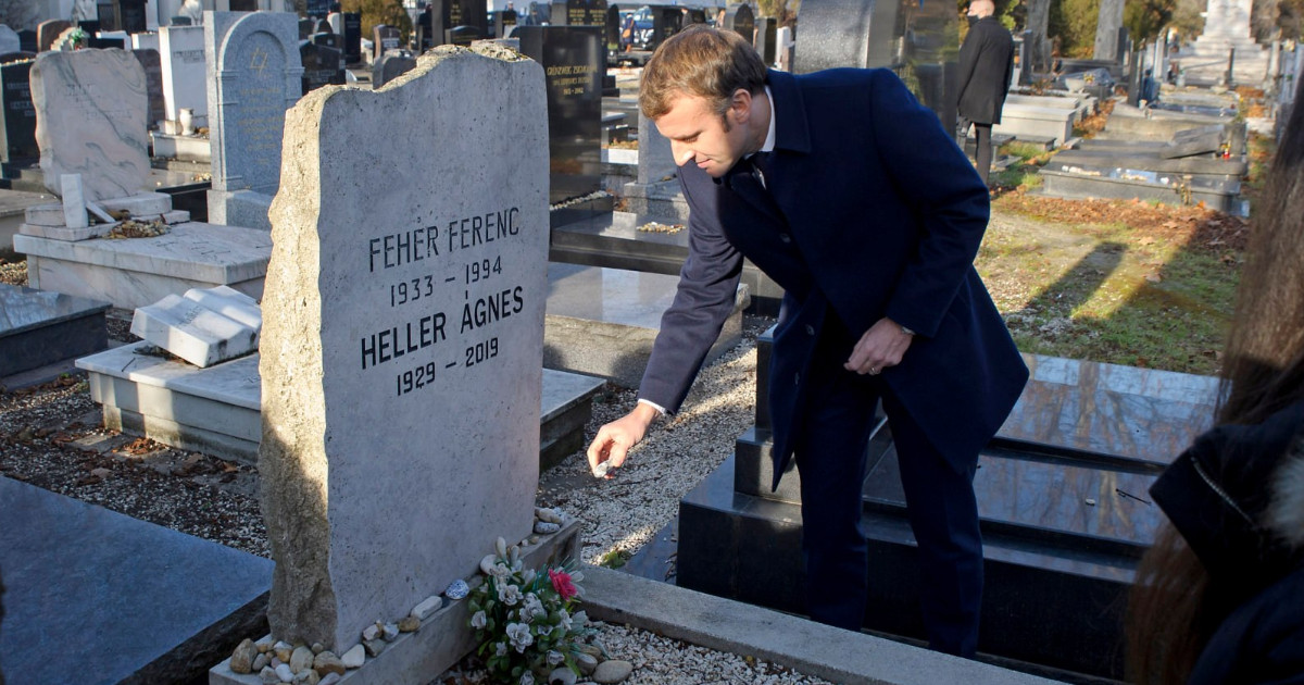 Heller Ágnes sírjánál kezdte a napot Macron Budapesten