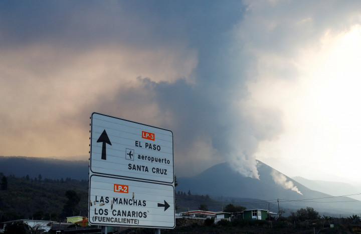 A Cumbre Vieja vulkán füstölgő krátere 2021. december 13-án – Fotó: Borja Suarez / Reuters