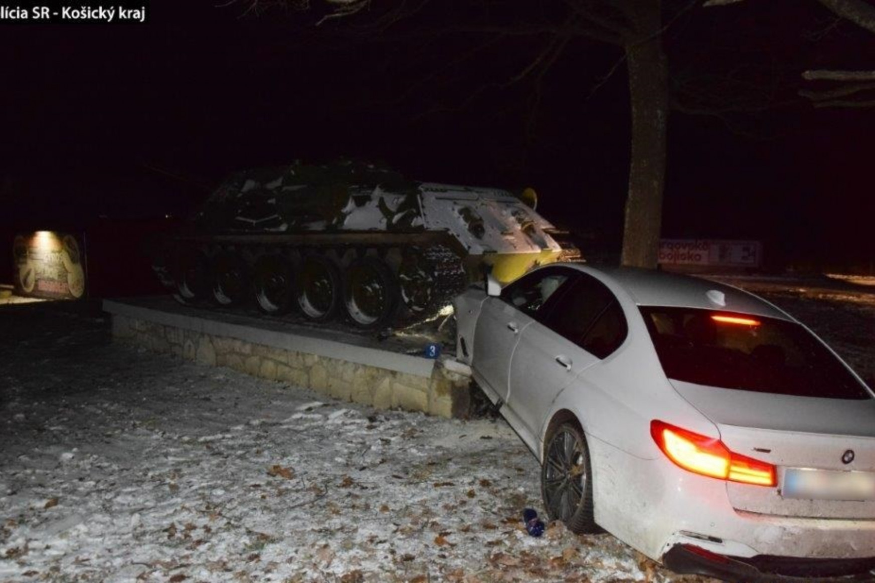 Szovjet páncélosba
rohant egy szlovák BMW, ketten súlyosan megsérültek