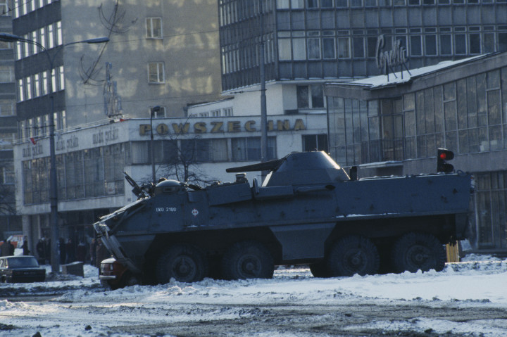 Katonai jármű a megszállás napján Varsóban – Fotó: Henri Bureau / Corbi s/ VCG / Getty Images