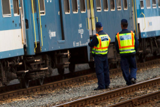 Fegyveres
őrök kísérik az utasokat egyes Debrecenből induló vonatokon
