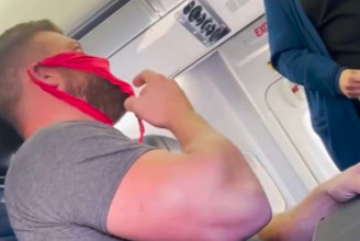 Jogvédő ikonnak tartja magát a férfi, aki egy vörös tangát húzott az arcára maszk helyett a repülőn
