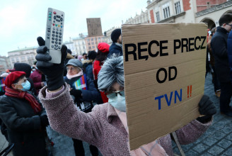 Dübörög a médiaháború Lengyelországban: több mint száz városban tüntettek a kormánykritikus tévéért