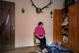 A magyarok harmada ismer külföldön idősgondozóként vagy ápolóként dolgozó nőt