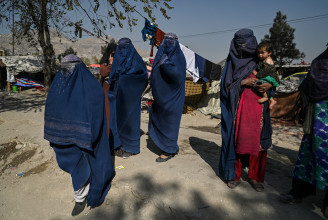 A tálibok megtiltották, hogy férfi rokon kísérete nélkül nagyobb utakra mehessenek a nők