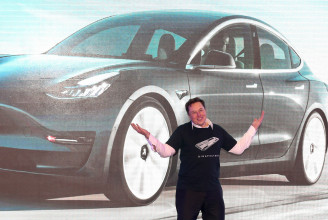 Félmillió autóját hívja vissza a Tesla
