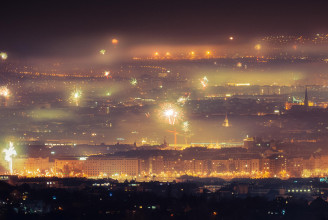 Látványos fotón borítja fényárba Budapestet a tűzijátékok tengere