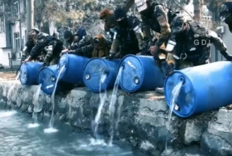 Háromezer liter szeszes italt öntöttek a csatornába a tálibok