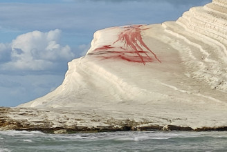 Vörös festékkel rongálták meg a hófehér szicíliai sziklákat