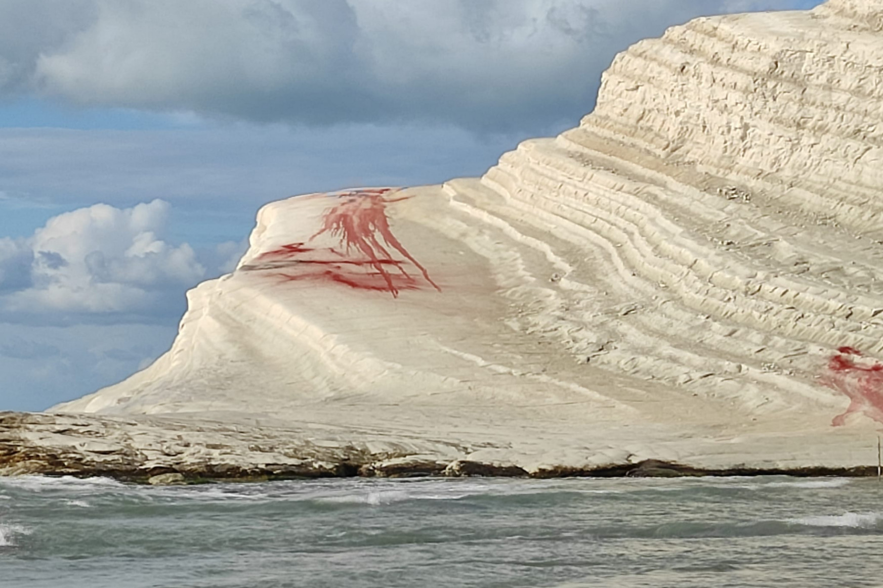 Vörös festékkel rongálták meg a hófehér szicíliai sziklákat