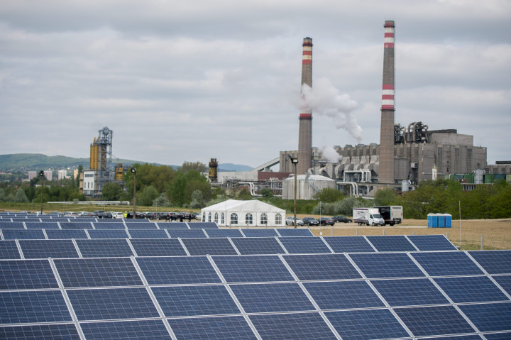 Napelem panelek a pécsi fotovoltaikus erőműben, háttérben a pécsi hőerőmű – Fotó: Sóki Tamás / MTI