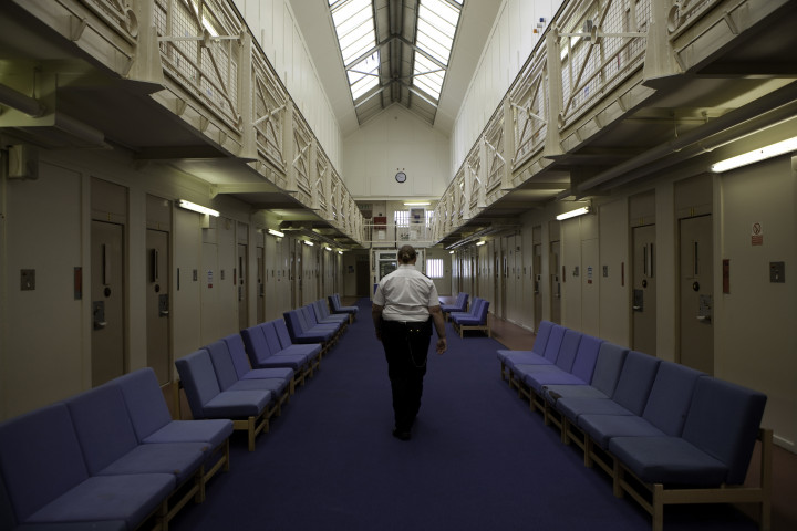 Börtönőr sétál a cheshire-i HM Prison Styal börtön folyosóján, Nagy-Britanniában – Fotó: In Pictures Ltd. / Corbis via Getty Images