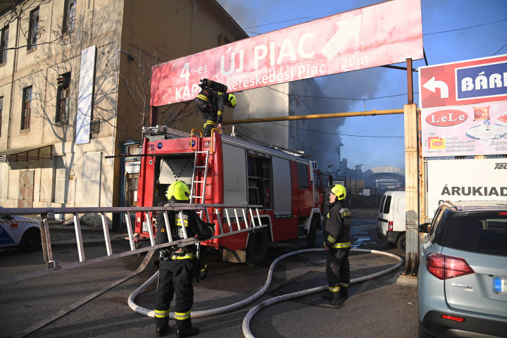 Tűzoltók a főváros VIII. kerületében, a Golgota téren 2022. január 12-én – Fotó: Mihádák Zoltán / MTI