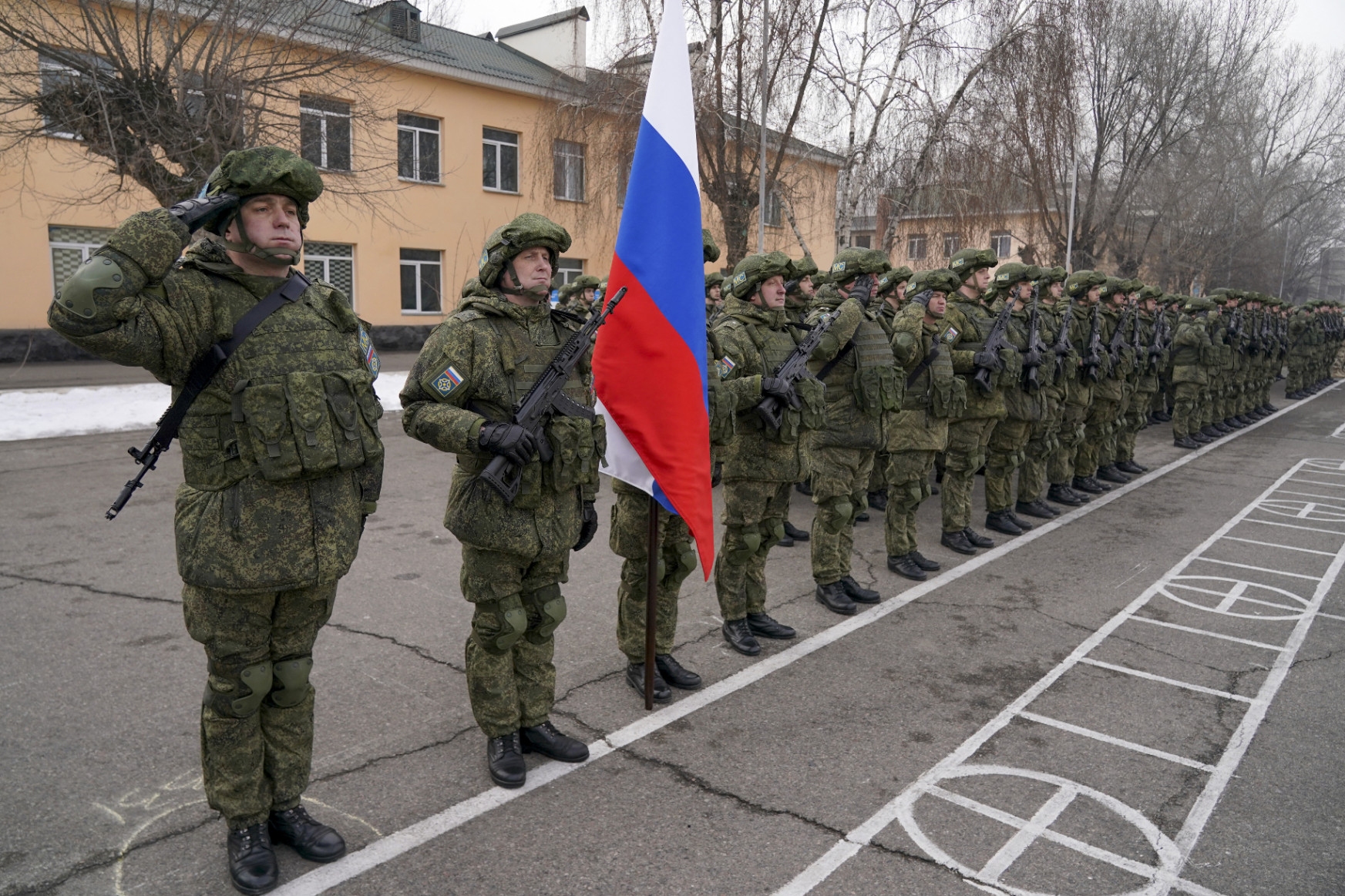 Elkezdték kivonni a Kazahsztánba küldött orosz katonákat