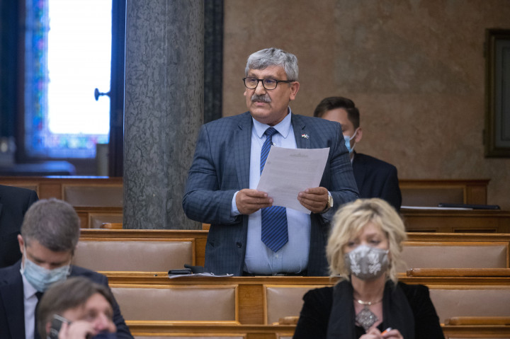 Farkas Félix roma nemzetiségi szószóló napirend előtt felszólal az Országgyűlés plenáris ülésén – Fotó: Szigetváry Zsolt / MTI