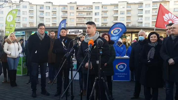 Ungár Péter (LMP) beszél az egyesült ellenzék utcai tájékoztatóján a Móricz Zsigmond körtéren, január 14-én – Forrás: Momentum / Facebook