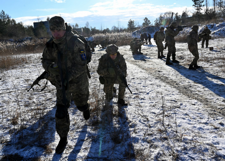 Ukrán katonák hadgyakorlata Kijev közelében 2021. december 25-én – Fotó: Sergei Supinsky / AFP