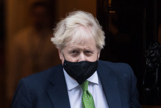 A bukás elől menekülve Boris Johnson eltörli a kötelező maszkviselést Angliában
