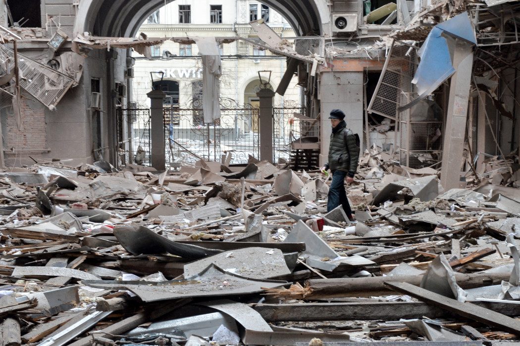 Lebombázott épület Harkivban 2022. március 3-án – Fotó: Sergey Bobok / AFP