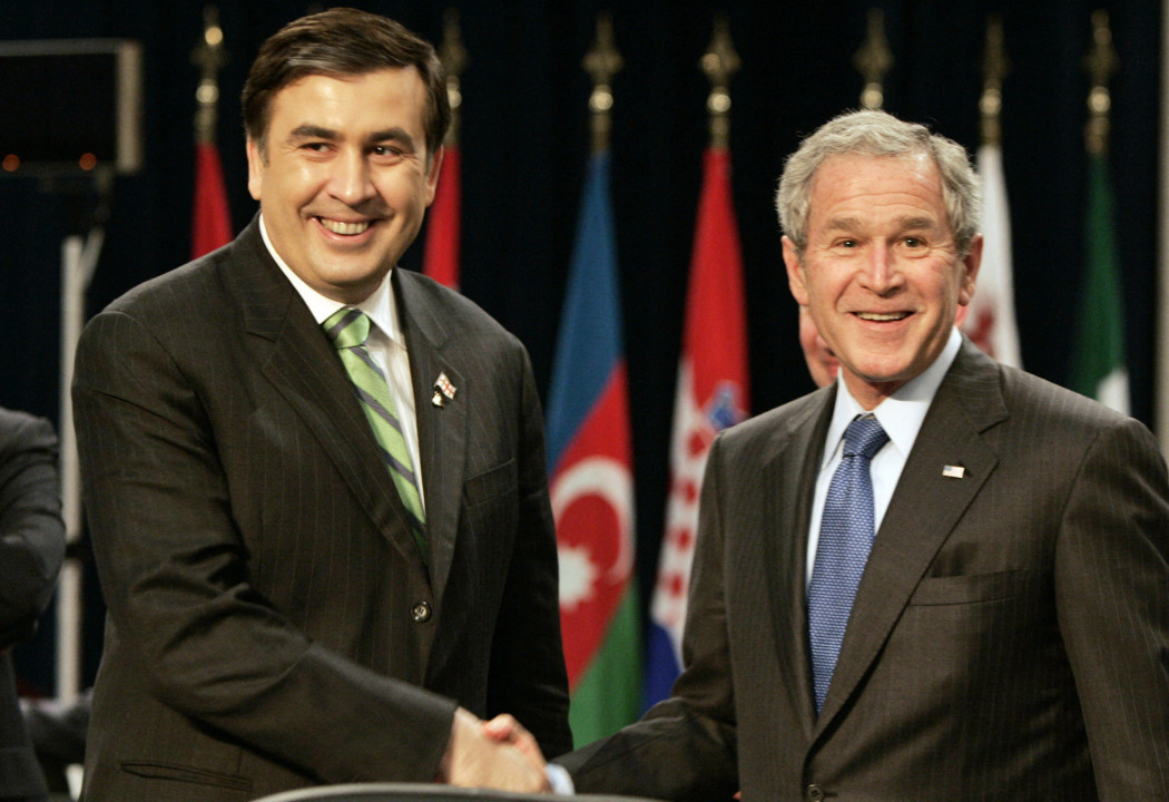 George W. Bush amerikai elnök kezet fog Miheil Szaakasvili grúz elnökkel a NATO Afganisztánról szóló csúcstalálkozóján a bukaresti parlament palotájában 2008. április 3-án. A NATO megtagadta, hogy Ukrajnát és Grúziát határozott tagsági pályára állítsa – Fotó: Pierre Hounsfield / Pool / AFP