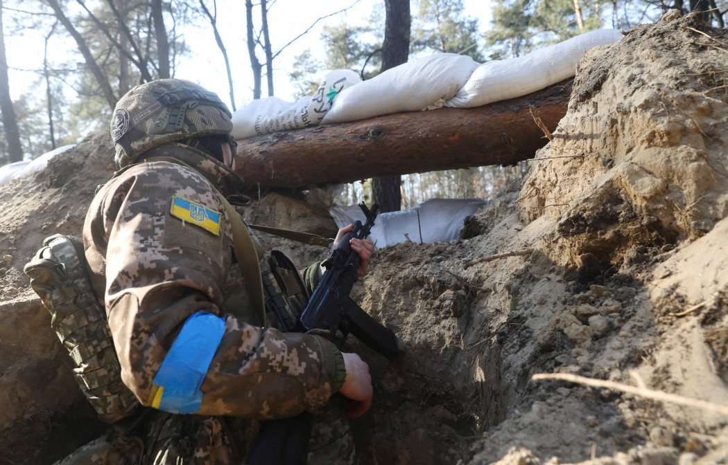 Az Ukrán Területi Védelmi Erők egyik tagja áll őrt Kijevben 2022. március 14-én – Fotó: Mikola Tymchenko / Reuters