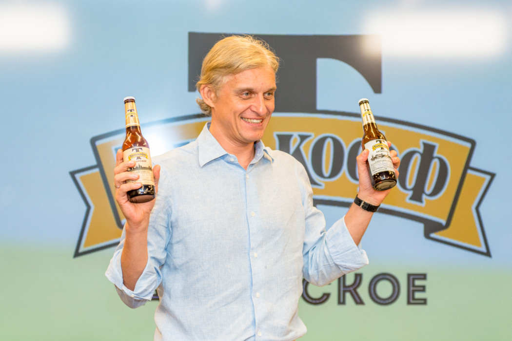 Oleg Tinkov mutatja be sörfőzdéje új sörét Moszkvában, 2013-ban – Fotó: elvistudio / Shutterstock