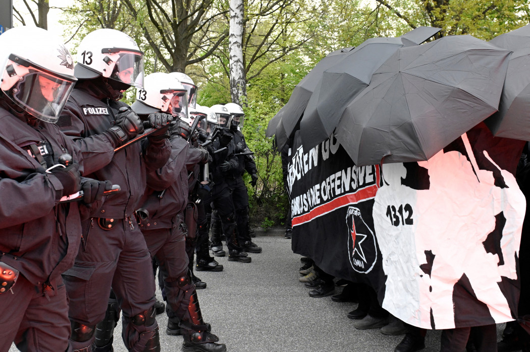 Baloldali tüntetők állnak szemben a rendőrökkel Hamburgban – Fotó: Fabian Bimmer / Reuters