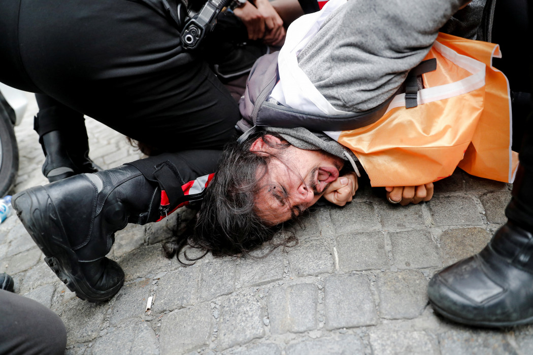 Rendőrök őrizetbe vesznek egy tüntetőt Isztambulban, aki a tiltás ellenére a Taksim téren tüntetett volna – Fotó: Kemal Aslan / Reuters