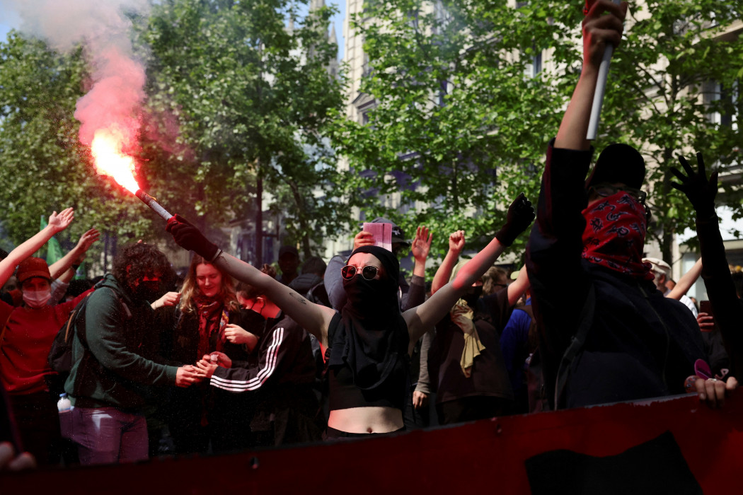 Maszkos tüntetők vesznek részt a szakszervezeti felvonuláson Párizsban – Fotó: Sarah Meyssonnier / Reuters