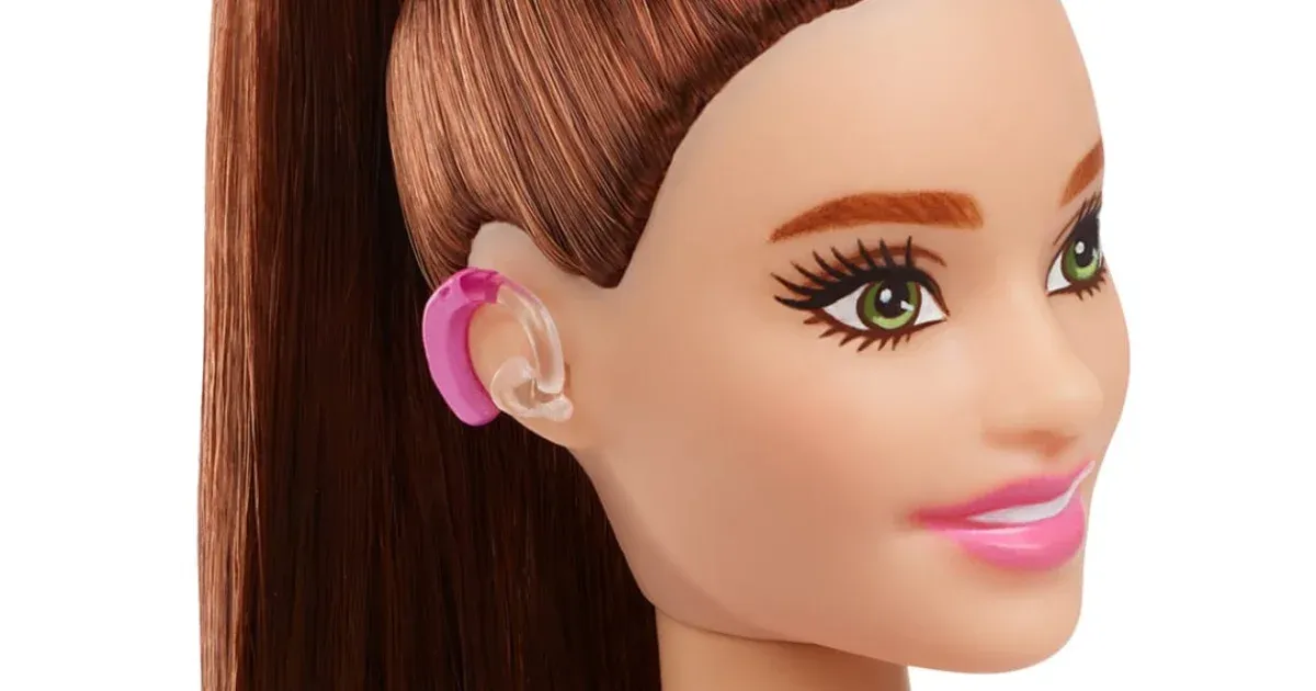 Bemutatták az első hallókészülékkel ellátott Barbie babát